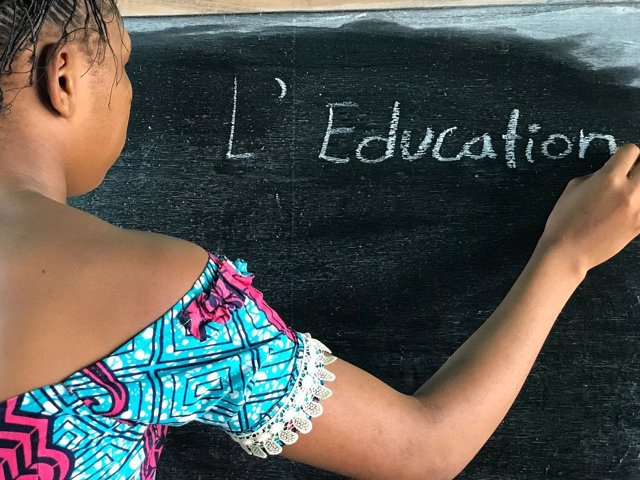 Regreso a la escuela de una niña afectada por los combates en Kasai (RDC)