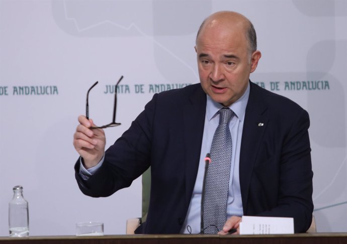 El comisario europeo Pierre Moscovici en rueda de prensa junto a Susana Díaz