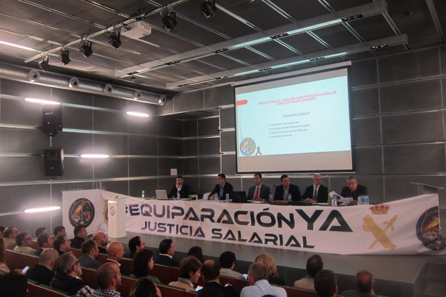Mesa organizada por Jusapol en Palencia