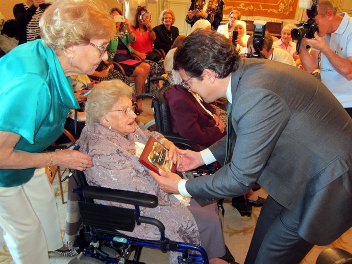 El alcalde entrega una placa a una de las salmantinas homenajeadas