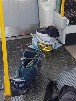 Un cubo con fuego en la estación de tren de Parsons Green en Londres