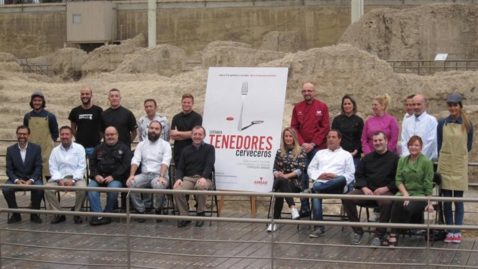 Organizadores y participantes en el certamen gastronómico 'Tenedores Cerveros'