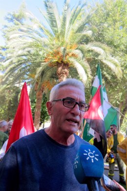 Diego Cañamero atiende a los periodistas.