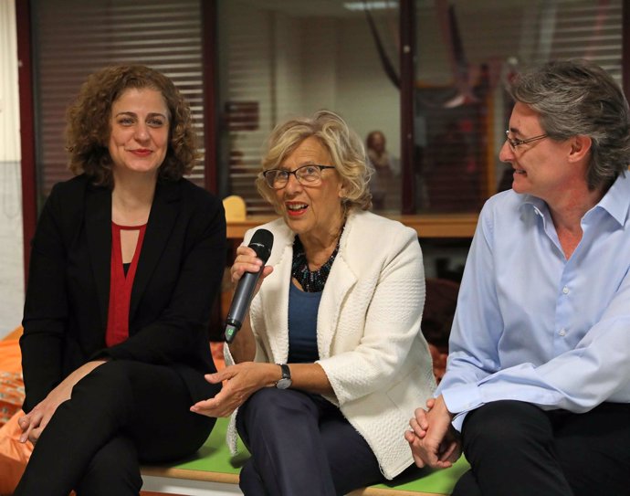 Manuela Carmena habla con los medios durante la visita a un colegio infantil