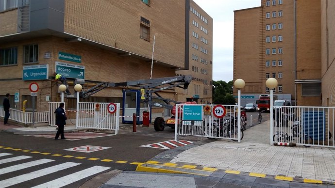 El acceso para los coches se ha cerrado por las obras en el Hospital