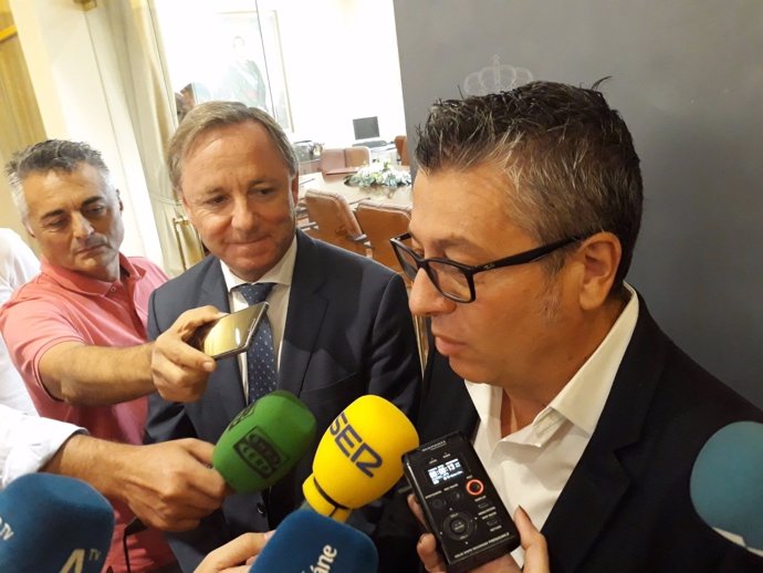 Fernando Marcos atiende a los medios ante Juan Carlos Moragues