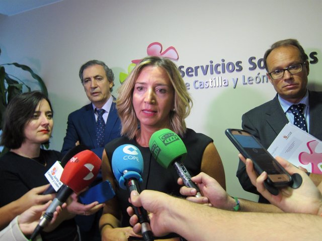 Alicia García atiende a los medios antes de la reunión.                  