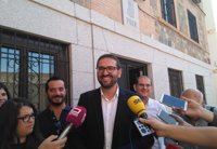 Page presenta 6.740 avales para seguir al frente de PSOE en C-LM y triplica a Blanco