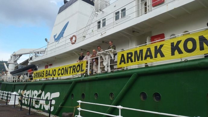 Barco de Greenpeace en la presentación de la campaña 'Armas bajo control'