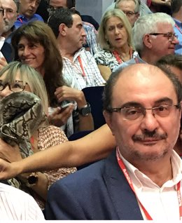 Secretario gral. PSOE-Aragón, Javier Lambán, y candidata, Carmen Dueso, detrás