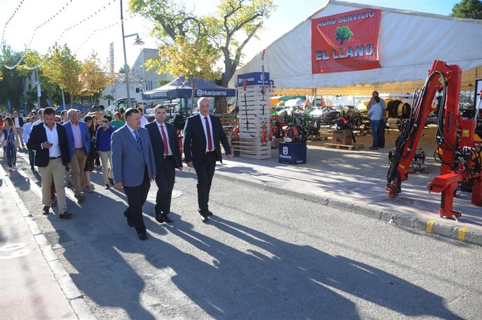 Ruiz (dcha.), Zurera (izda.) y Mármol visitan Agropriego 2017