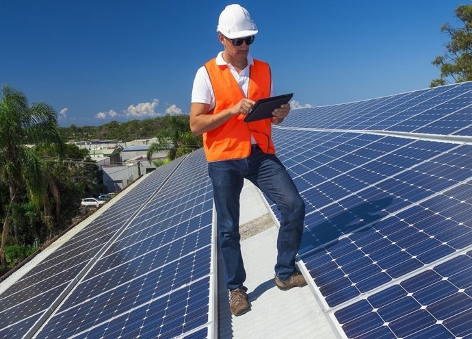 Paneles solares, energía renovable, autoconsumo