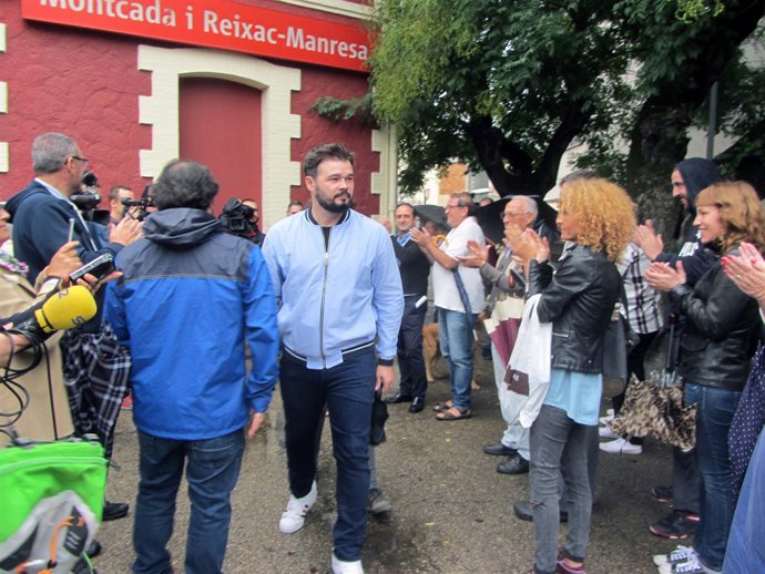 El diputat  Gabriel Rufián arribant a l'estació de Montcada i Reixac-Manresa