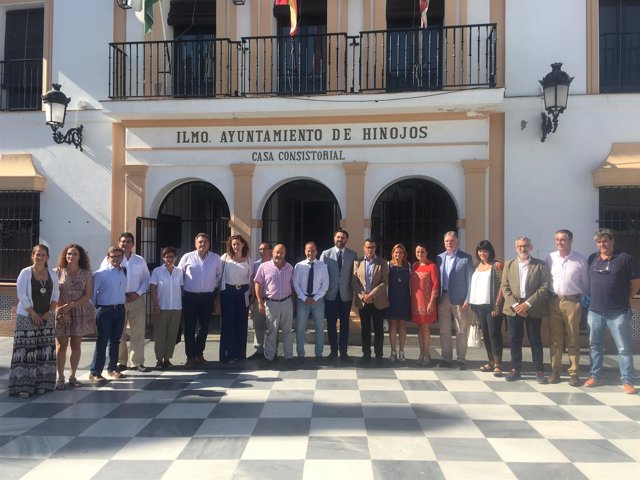 El consejero de Turismo, Francisco Javier Fernández, con alcaldes de Doñana.