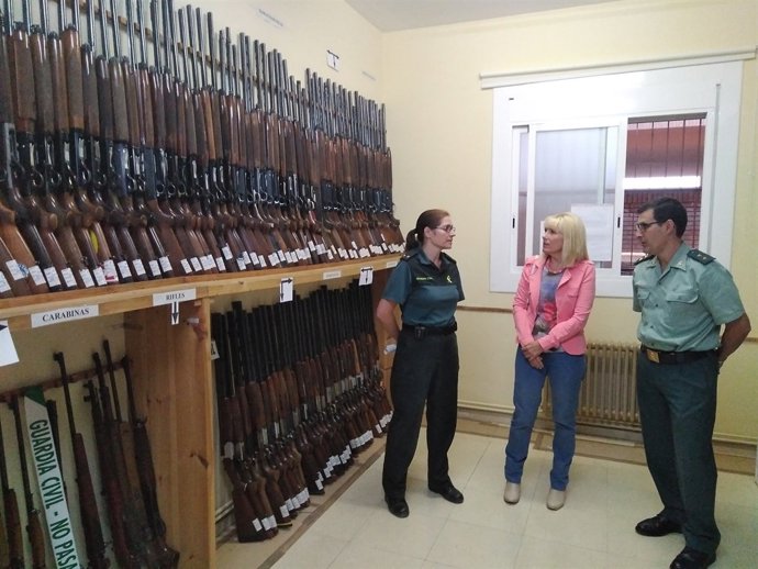 La subdelegada del Govern a Lleida, Inma Mans, en l'exposició de 268 armes