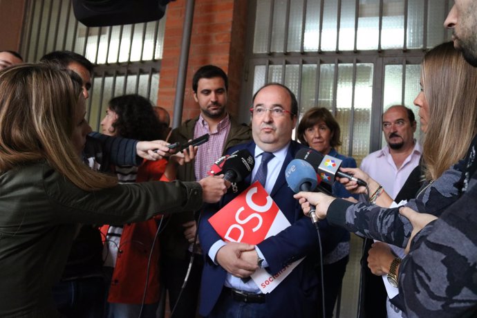 El primer secretario del PSC, Miquel Iceta, atendiendo a los medios en Sabadell