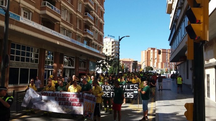 Manifestación de bomberos forestales por las calles de Málaga