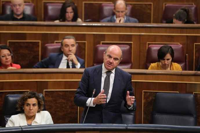 Luis de Guindos en la sessió de control al Govern al Congrés