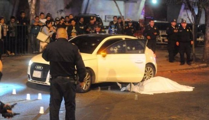 Asesinan a una menor de 7 años y a su padre mientras circulaban con el coche