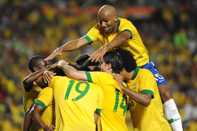 Seleccion de Brasil celebra gol con Honduras