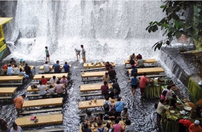 Un restaurante en una cascada en Filipinas