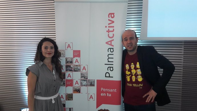 La gerente de PalmaActiva, Susana Rincón, y Jandro, el ponente de la conferencia