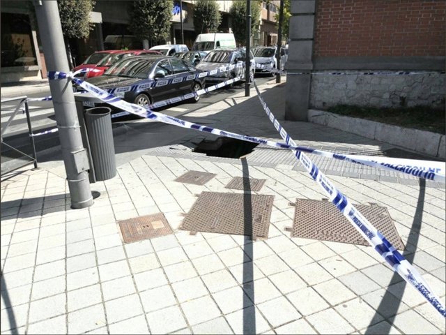 Socavón en la esquina de Doctrinos con Isabel la Católica