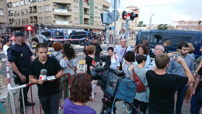 Imagen de los manifestantes y del dispositivo policial en el paso a nivel