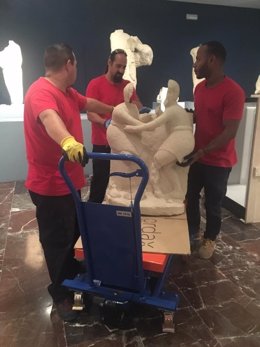 Operarios preparan la escultura Luchadores para su traslado.
