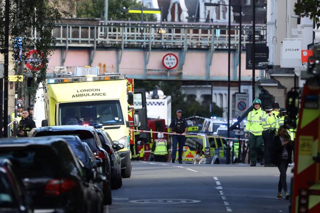 Despliegue policial y de ambulancias junto a la estación de Parsons Green