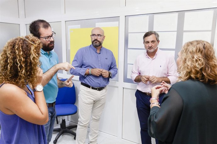 El diputado Ángel Escobar junto a la Junta Directiva de la Asociación Asoal.