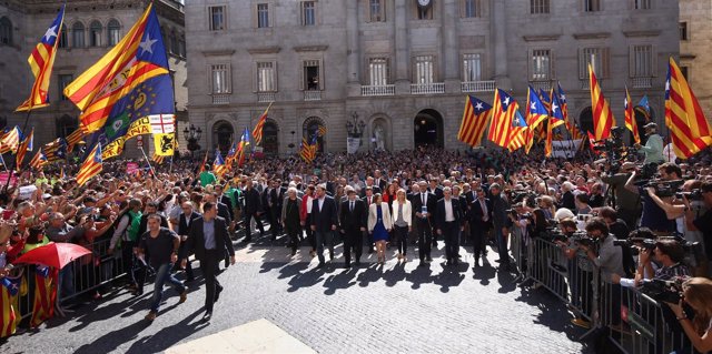 Acto de apoyo a los alcaldes en la plaza de Sant Jaume