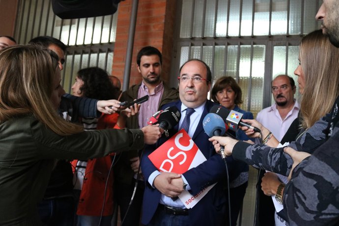 El primer secretari del PSC, Miquel Iceta, atenent als mitjans a Sabadell