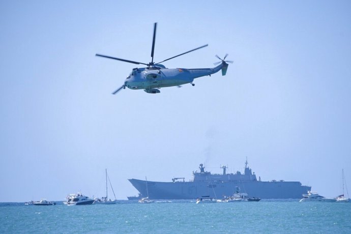 Demostración aeronaval en la playa de Rota