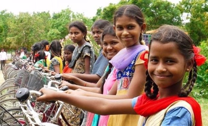 Niñas de India con bicicletas de donaciones de la FVF