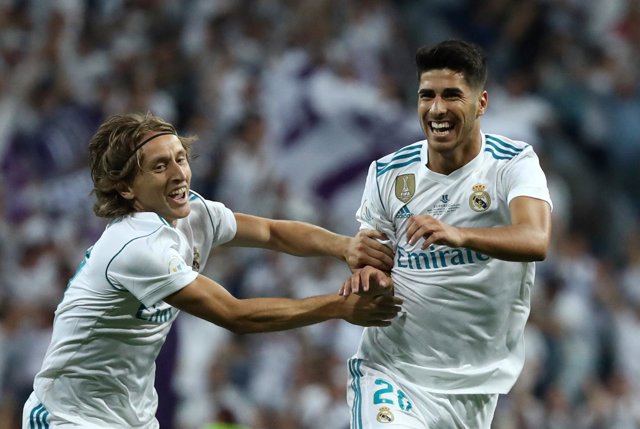Modric y Asensio celebran un gol del Real Madrid
