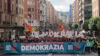 Miles de personas se manifiestan en Bilbao para que Cataluña y Euskadi puedan "decidir su futuro"