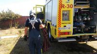 Bomberos extinguen un incendio de pasto próximo a viviendas de una urbanización en San Roque (Cádiz)
