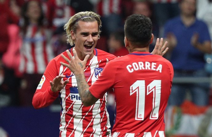 Griezmann y Correa celebran el primer gol del Atlético en el Wanda Metropolitano