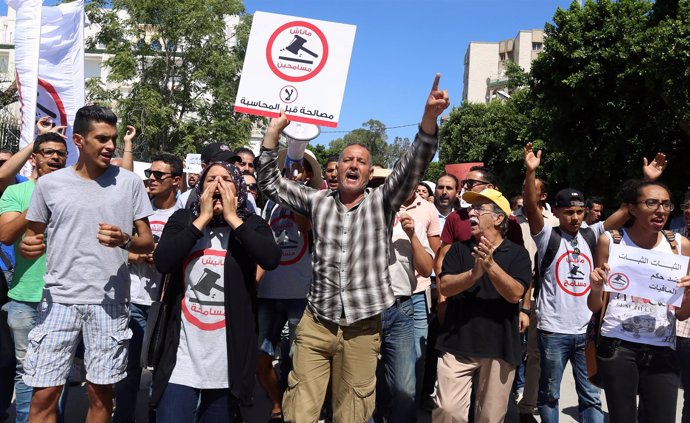Tunecinos en una manifestación contra la ley de amnistía por delitos de corrupci