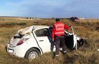 Dos personas heridas al salirse de la vía y volcar su coche en Pitillas