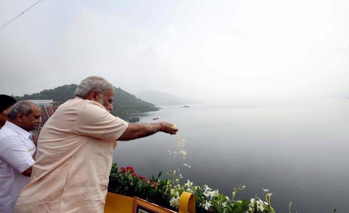 Narendra Modi inaugura la presa de Sardar Sarovar