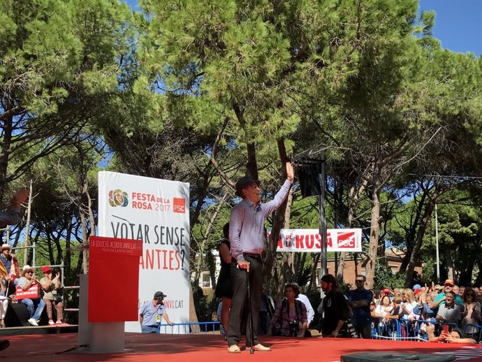 El personatge Mingo del PSC a la Festa de la Rosa de Gavà