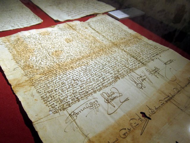 Documento firmado por los Reyes Católicos en 1493                               