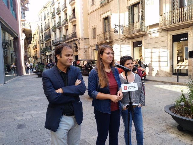 Els tinents d'alcalde Jaume Asens i Janet Sanz, i la regidor Gal·la Pin
