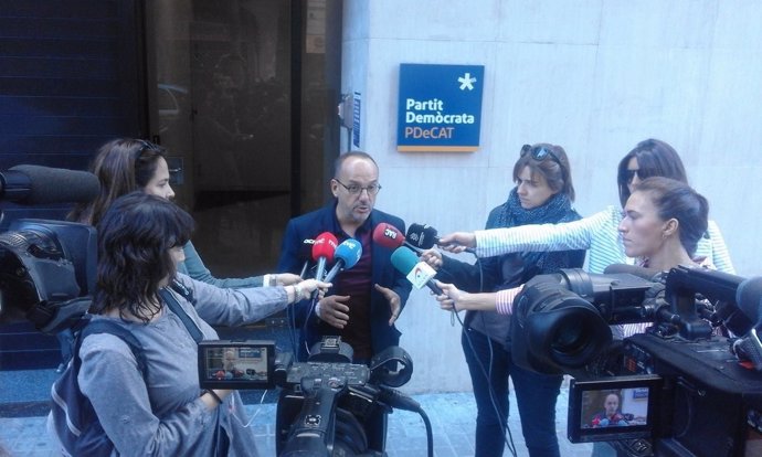 Carles Campuzano (PDeCAT) atiende a los medios en Barcelona