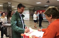 Pérez espera alta participación y recuerda que el aparato del PSOE ya "ni nombra ni promueve" al secretario general