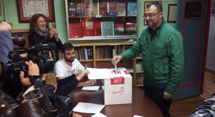Adrián Barbón vota en las primarias a la Secretaría General de la FSA