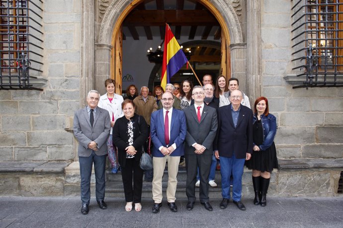 Lambán asiste al acto de memoria histórica en el Ayuntamiento de Jaca.