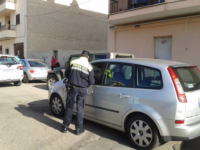 Policía controla un vehículo en Mallorca